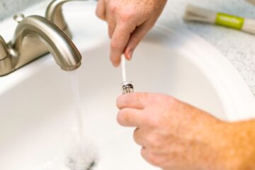 Jak naprawić cieknący kran bez pomocy hydraulika